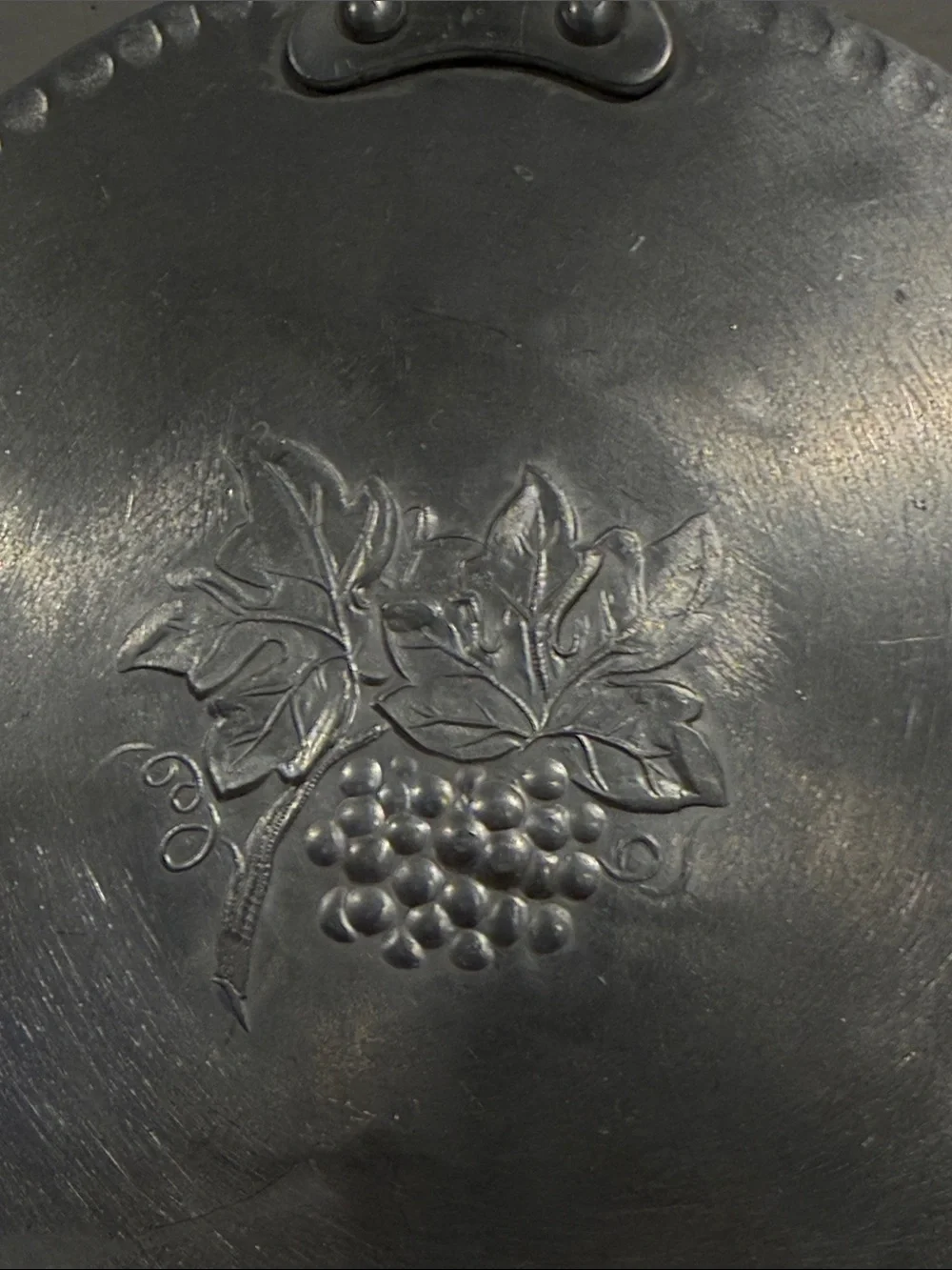 Everlast Silver Decorative Metal Wall Hanging with Grapevine Design